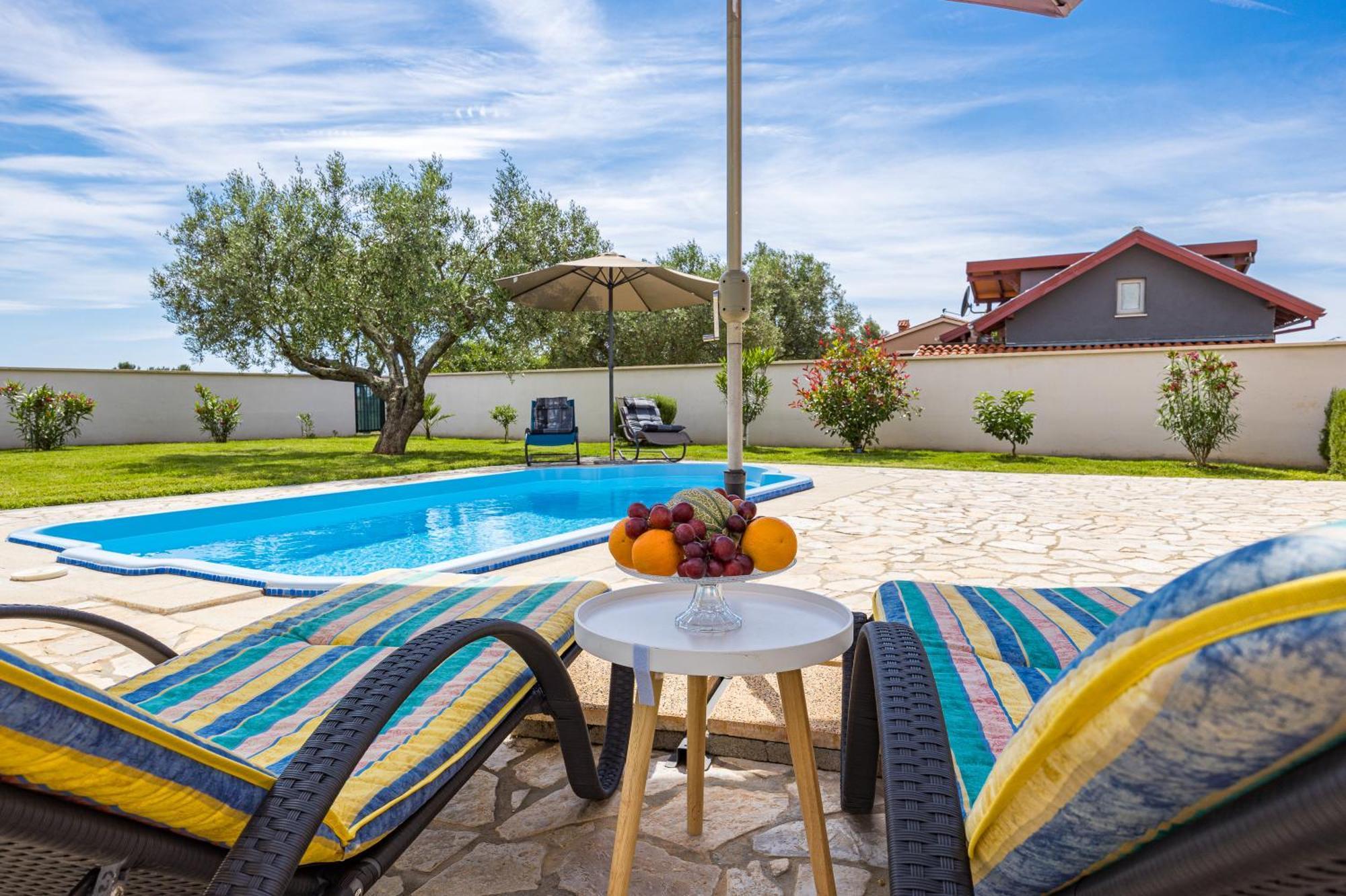 Villa Sunny Olive Peroj Luaran gambar